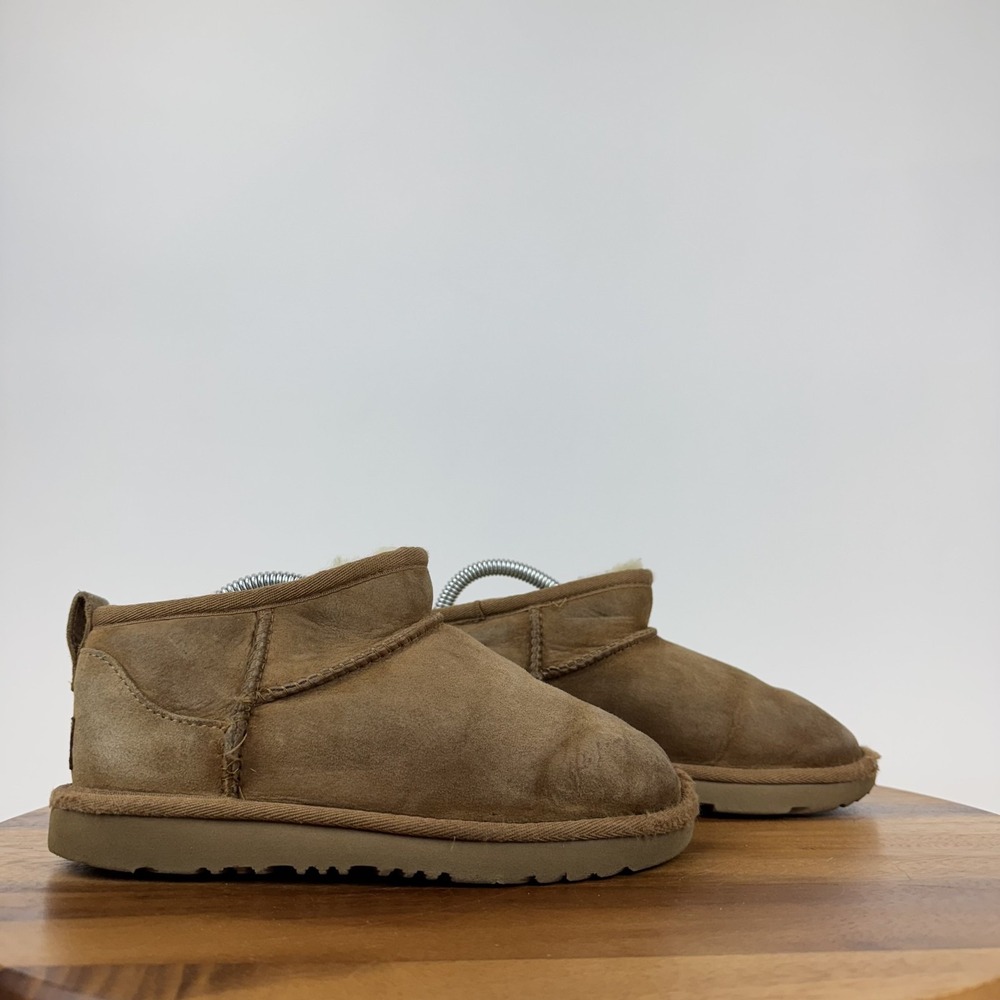 Big Kids Ugg Classic Ultra Mini Tan Shearling Lined Comfort Boots Size 2 Y GUC